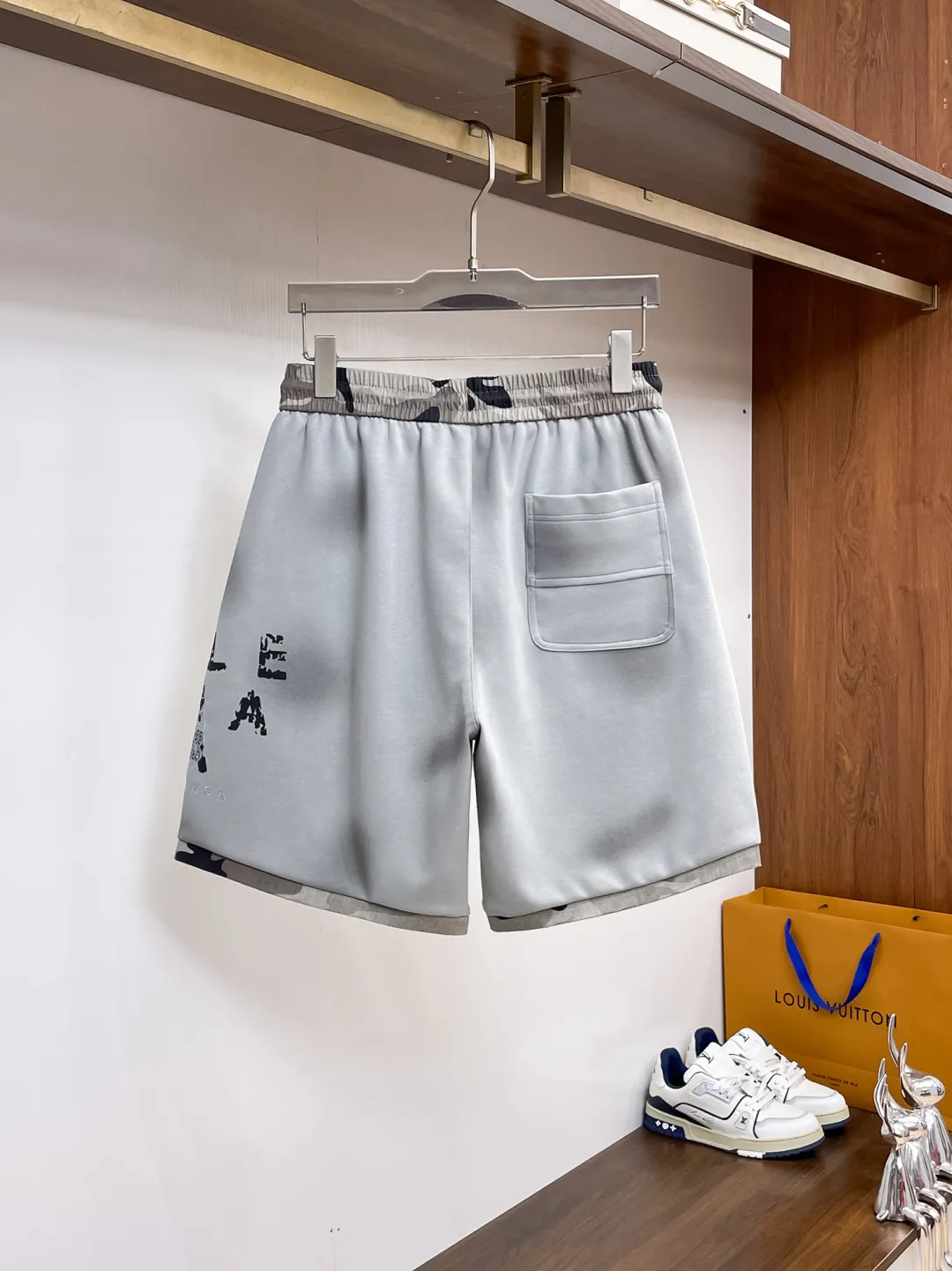 Balenciaga's three-standard complete 2026 summer New Arrival men's casual shorts, advanced custom-made Breathable fabric, Breathable fabric, extremely stretchy and comfortable, impeccable details, top-grade accessories, original logo design concept, delicate and soft feel! The upper body fit is awesome! Size: M-XXXL Please state your height and weight when ordering
